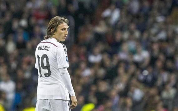 湖人消息：裁判报告出炉，老詹举动引群嘲，东契奇险被打