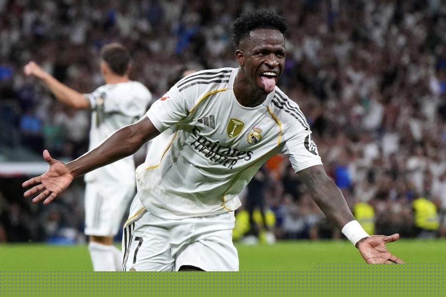 单节18分！库里超远三分惊艳全场，刷新连续三分纪录成里程碑